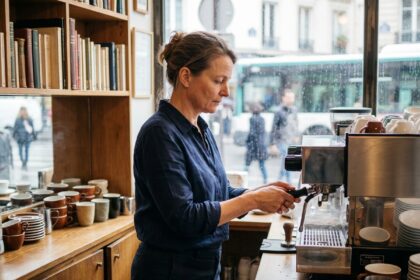 Femme barista concentrée dans un café parisien chaleureux