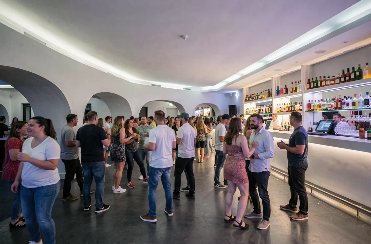 Intérieur moderne de L'Alizé à Guipavas avec bar rétroéclairé et piste de danse animée